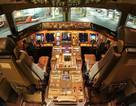 Boeing 777 cockpit